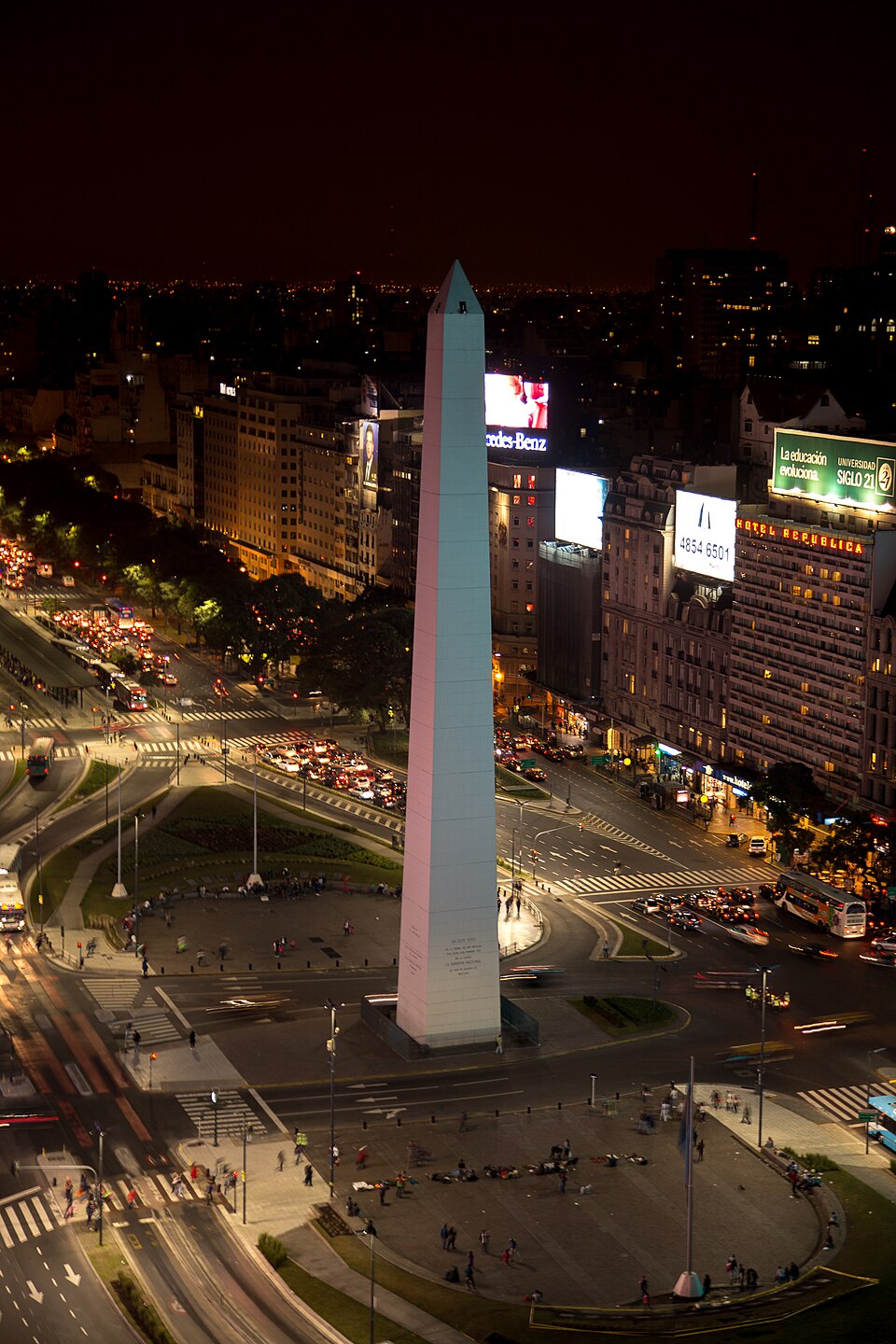 Vista nocturna del Obelisco de Buenos Aires, Argentina