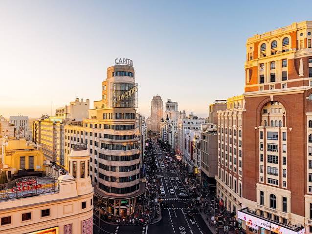 Vista de Madrid, España, con arquitectura clásica europea