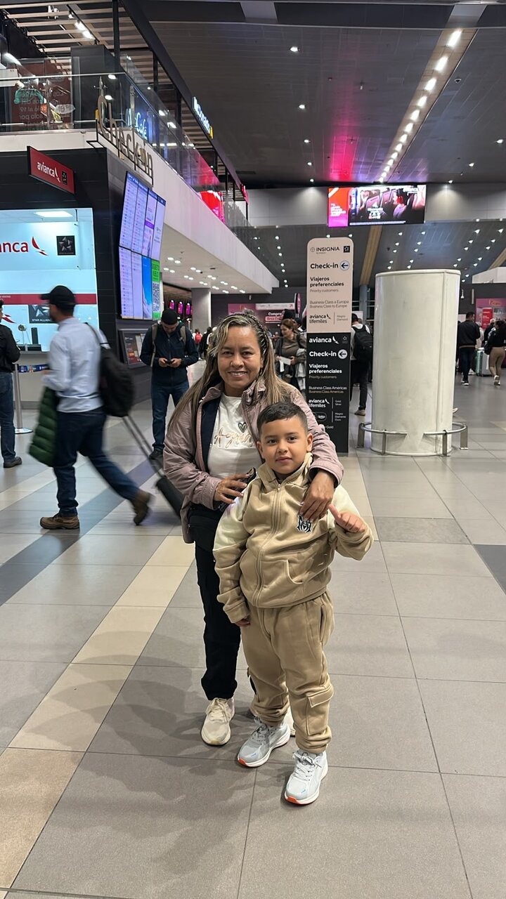 Lucenis y Angel, clientes de Turisto, en el aeropuerto rumbo a Varsovia