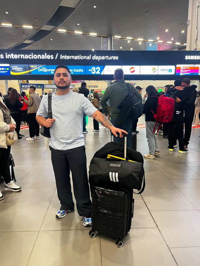 Cliente de Turisto en el aeropuerto con su equipaje
