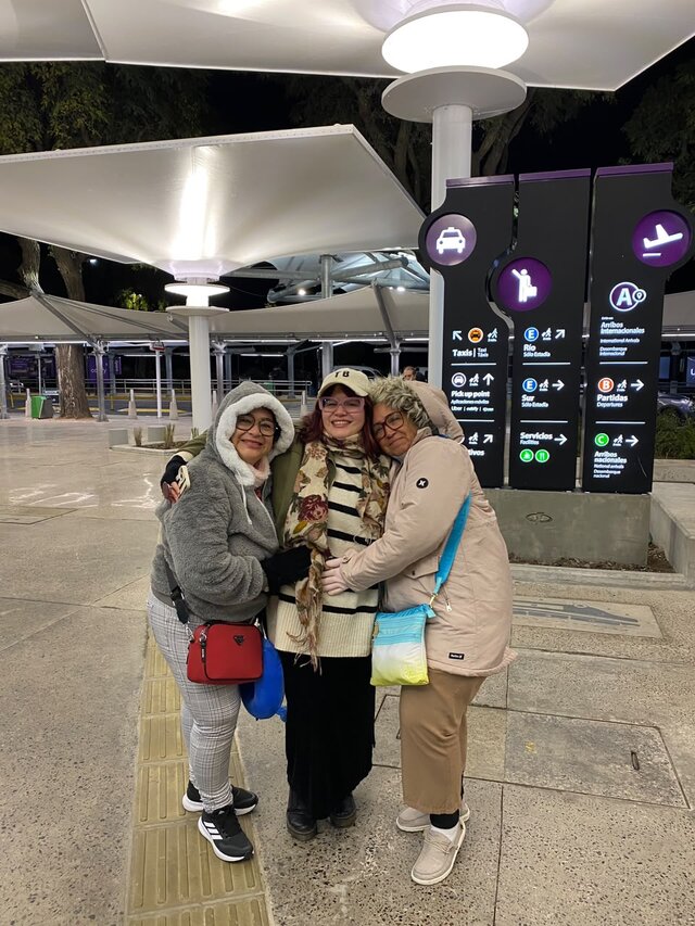 Clientas de Turisto reencontrándose en el aeropuerto