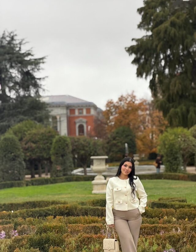 Clienta de Turisto en un jardín de Madrid