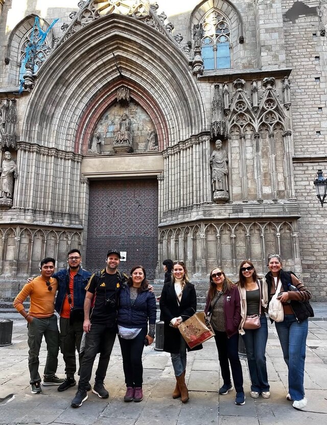 Grupo de clientes de Turisto frente a la Catedral de Barcelona