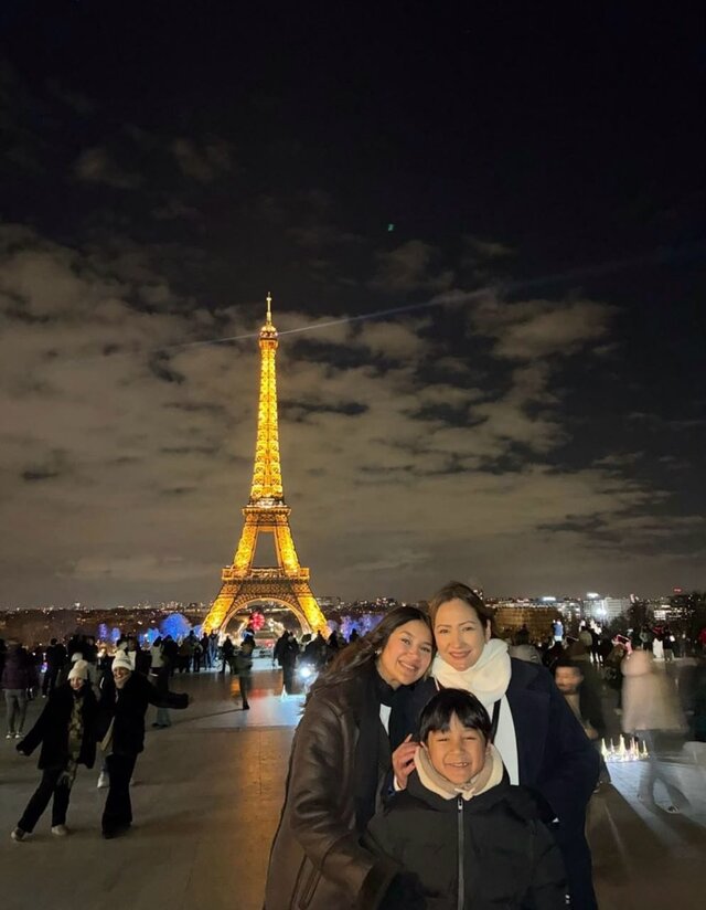 Familia de clientes de Turisto frente a la Torre Eiffel