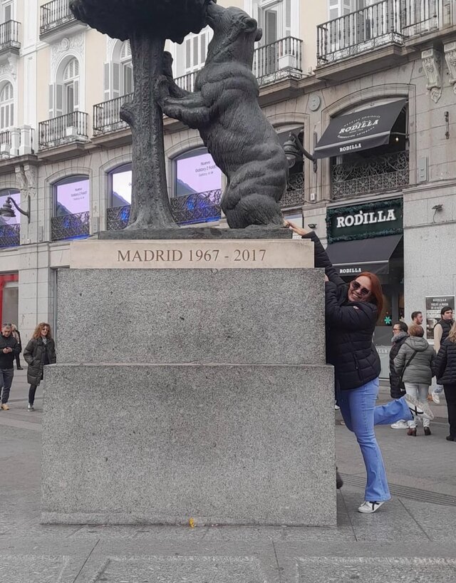 Clienta de Turisto en la estatua del oso y el madroño, Madrid