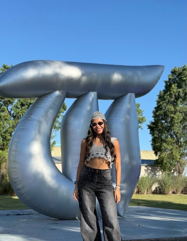 Clienta de Turisto junto a una escultura