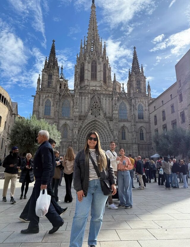 Clienta de Turisto frente a la Catedral de Barcelona